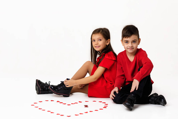 couple girl and boy make big heart shape out of small paper hearts - Valokuva, kuva
