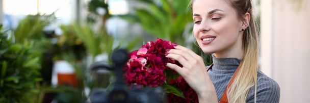 Florist Vlogger Touching Red Hydrangea Flower - Fotografie, Obrázek