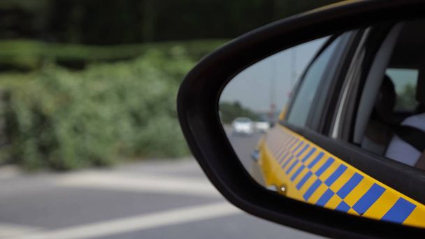 autók forgalom mentén közúti kilátás a bal oldali tükör auto - Fotó, kép