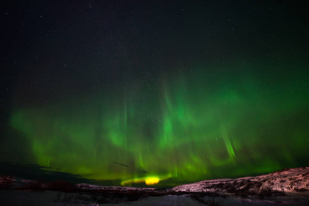 colinas, céu estrelado claro e luzes coloridas do norte, um fenômeno natural incrível
 - Foto, Imagem