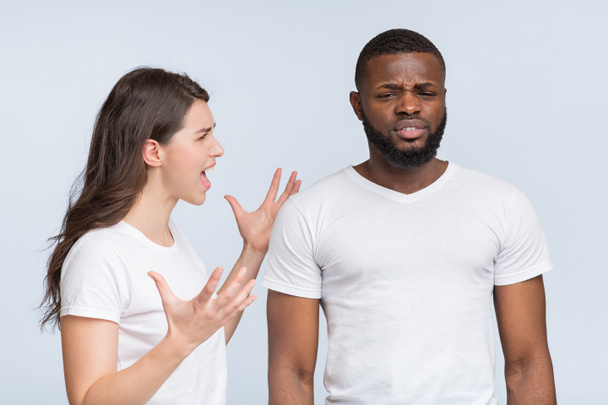 Furioso giovane donna urlando al suo fidanzato nero infastidito
 - Foto, immagini
