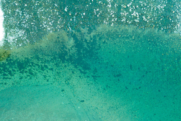 Vista aérea de un lago azul y verde con nieve en invierno en el
  - Foto, imagen