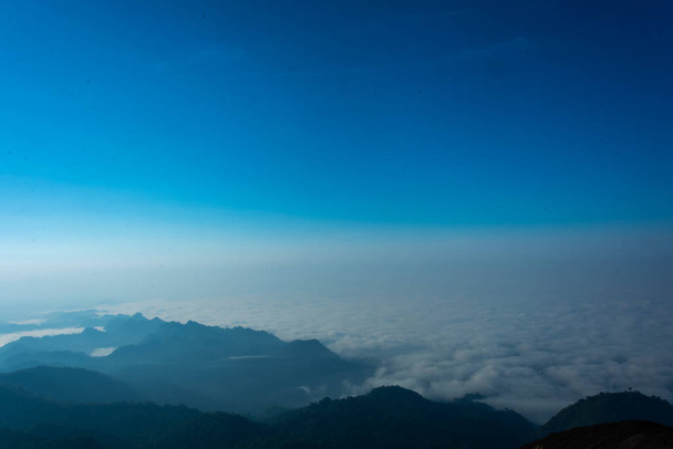 moře mlhy na vrcholu hory v pompézním národním parku v Kanchanaburi, Thajsko - Fotografie, Obrázek