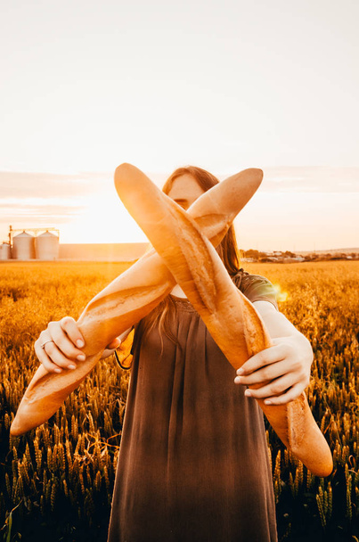 woman in wheat meadow - Photo, Image