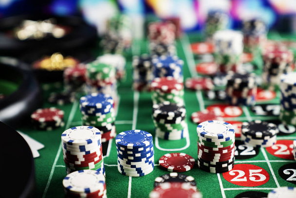pile de jetons de casino sur la table de poker feutre vert
 - Photo, image