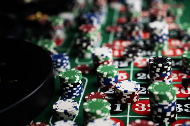 Hromada žetonů kasina na zeleném plstěném stole pokeru - Fotografie, Obrázek
