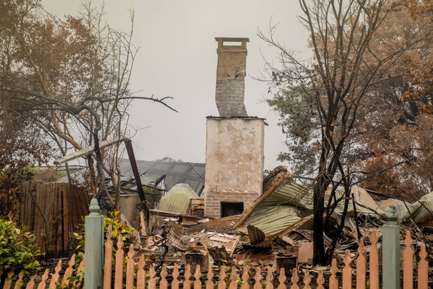 Incendios forestales australianos: Una chimenea solitaria en un edificio quemado permanece en Blue Mountains, Australia
 - Foto, Imagen