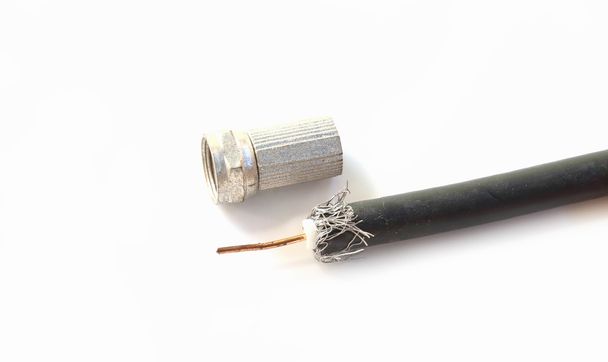 jeden koaxiální kabel s konektorem izolovaných na bílém pozadí - Fotografie, Obrázek