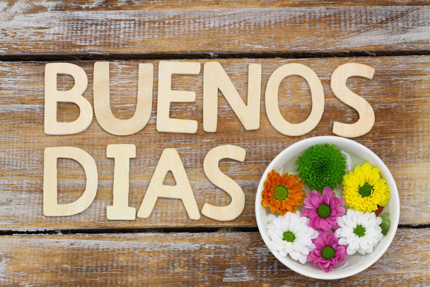 Buenos Dias (Hyvää huomenta espanjaksi) kirjoitettu puisilla kirjaimilla, ja Santini kukkia
 - Valokuva, kuva