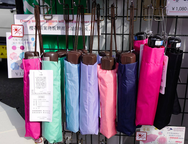 Продаж парасольок у старому місті Кіото (Японія). - Фото, зображення
