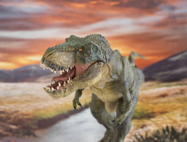Yürüyen ve arka planda nehir olan tehlikeli tyrannosaurus rex portresi - Fotoğraf, Görsel