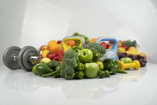 detailní pohled na čerstvou zeleninu a ovoce, sport a zdravý život - Fotografie, Obrázek
