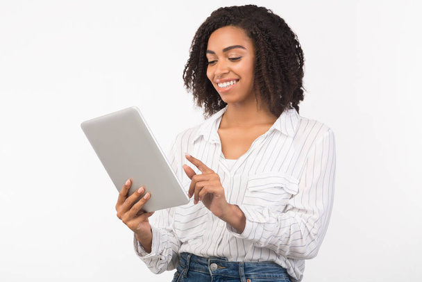 Sorridente afro donna che legge e-mail su tablet digitale
 - Foto, immagini