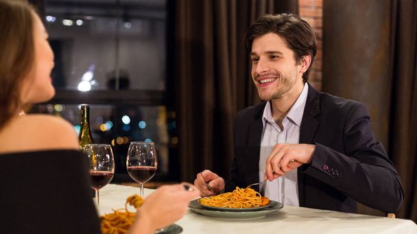Hombre alegre cenando con su amada novia
 - Foto, imagen