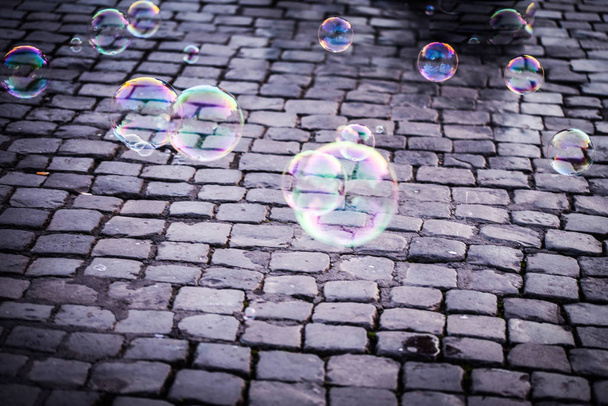 bolhas de sabão dentro das ruas italianas em Roma
 - Foto, Imagem