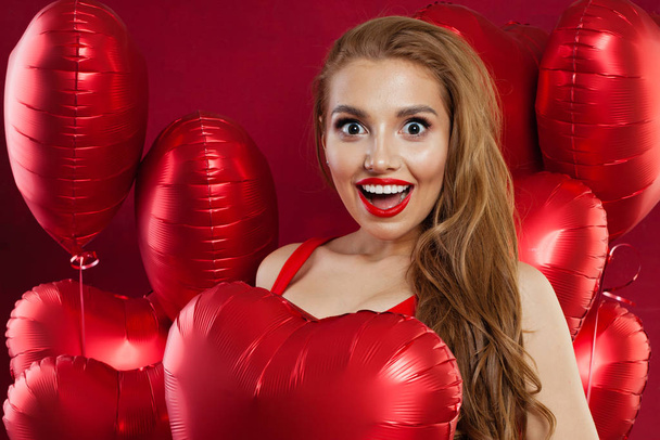 Kırmızı balonlu mutlu genç kadın. Doğum günü, Sevgililer Günü - Fotoğraf, Görsel