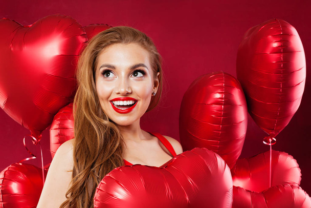 Donna felice con palloncini cuore rosso ritratto ravvicinato
 - Foto, immagini