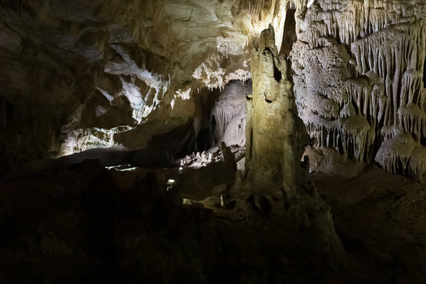 Prometheova jeskyně (také jeskyně Kumistavi) nedaleko Tskaltuba v oblasti Imereti, Gruzie - Fotografie, Obrázek