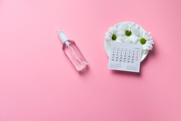 ピンクの背景にカレンダーのカモミールの花バレンタインコンセプト - 写真・画像