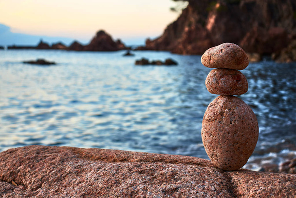Три камені в рівновазі біля моря
 - Фото, зображення