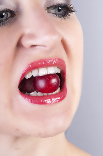 Lány étkezési cseresznye - Fotó, kép