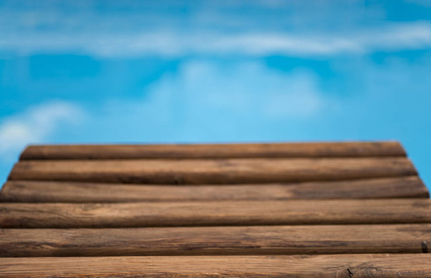 Κενό ξύλινο τραπέζι στην θολή θάλασσα. άνοιξη, καλοκαίρι ή οποιαδήποτε εποχή - Φωτογραφία, εικόνα