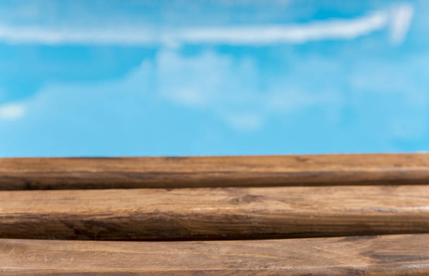 Κενό ξύλινο τραπέζι στην θολή θάλασσα. άνοιξη, καλοκαίρι ή οποιαδήποτε εποχή - Φωτογραφία, εικόνα