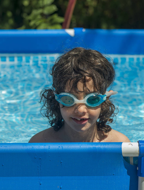 pequeño lindo chico jugando en la piscina - Foto, Imagen