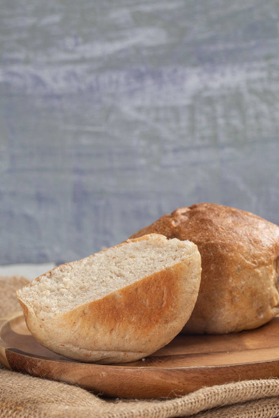 close up of white bread bun on plate - Zdjęcie, obraz
