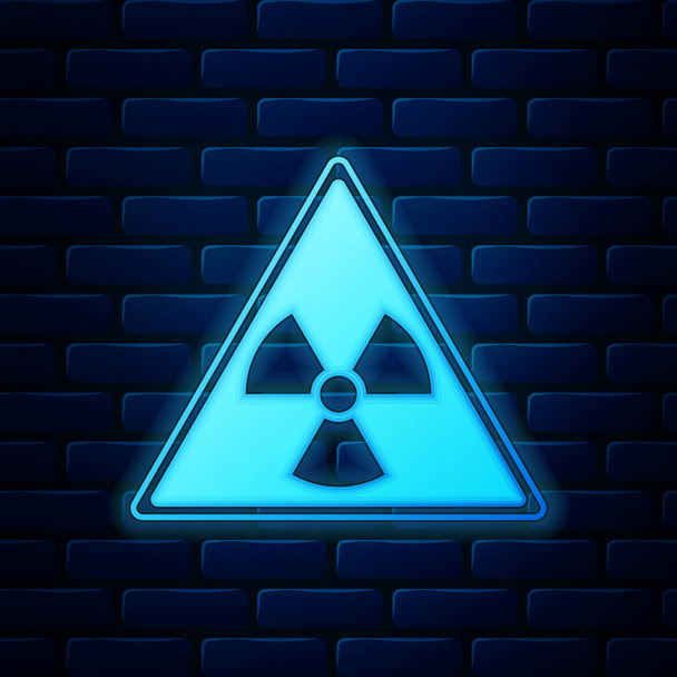 レンガの壁の背景に隔離された放射線のシンボルアイコンを持つネオン三角形のサインを光る。ベクターイラスト - ベクター画像