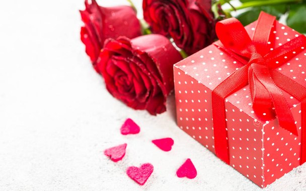 Valentines day background. Red roses, hearts and present on white. - Fotoğraf, Görsel