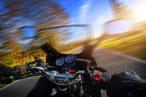 Güneşli bir günde motosiklet sürmek - Fotoğraf, Görsel
