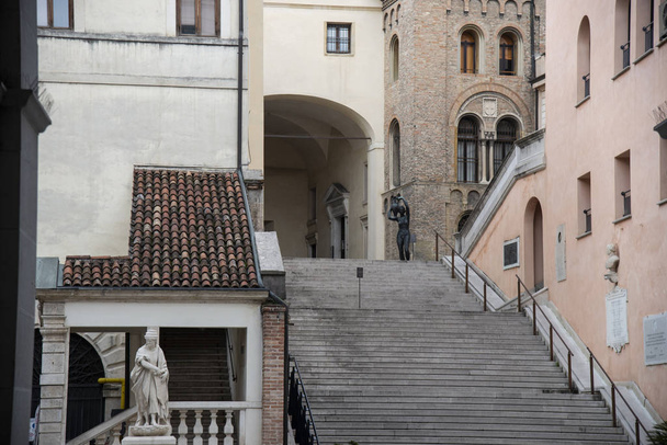 Escalera de entrada con estatua de bronce del Palazzo Moroni sede del Ayuntamiento de Padua, Italia. Majestuoso edificio medieval con el Palazzo della Ragione
. - Foto, imagen