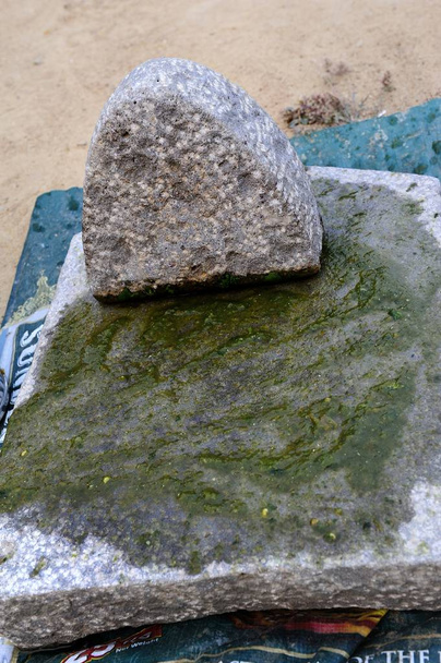 Шлифовальный камень и камень для пищевой пасты
 - Фото, изображение