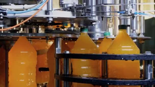 Автоматическое вкручивание крышек на конвейере установки с использованием промышленного оборудования
 - Кадры, видео