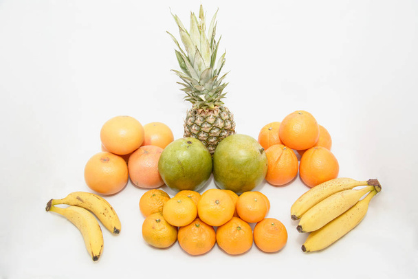 Fruta sobre um fundo branco
 - Foto, Imagem