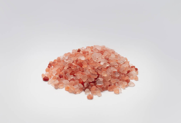 Primer plano de sal cristalina rosada del Himalaya aislada sobre fondo blanco
 - Foto, imagen