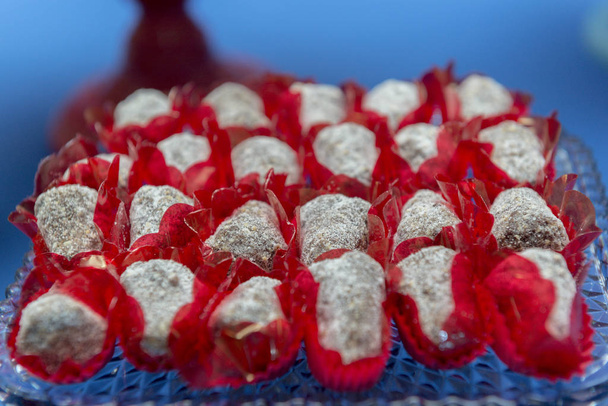 Primer plano de deliciosos caramelos en la recepción de la fiesta
. - Foto, Imagen