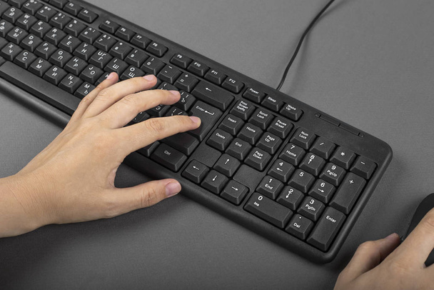hand on computer keyboard - Foto, Imagem