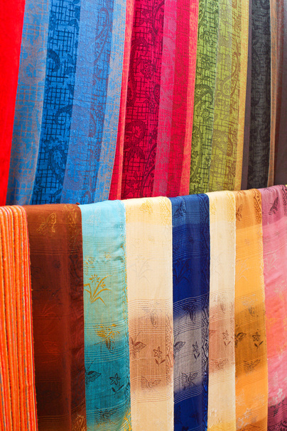 Värikäs käsintehtyjä huiveja Laosin markkinoilla
 - Valokuva, kuva