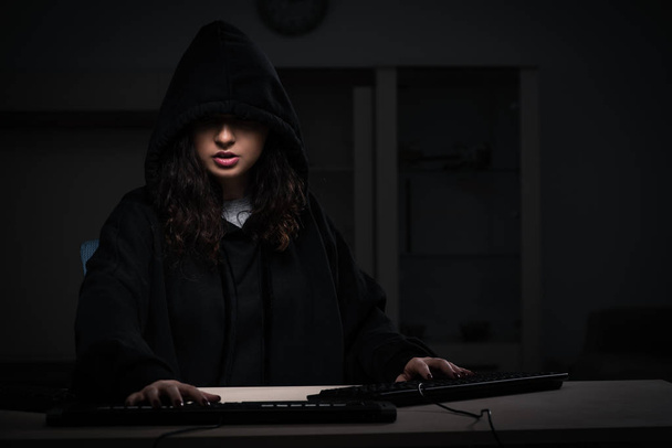 Γυναίκα χάκερ hacking τείχος προστασίας ασφαλείας αργά στο γραφείο - Φωτογραφία, εικόνα