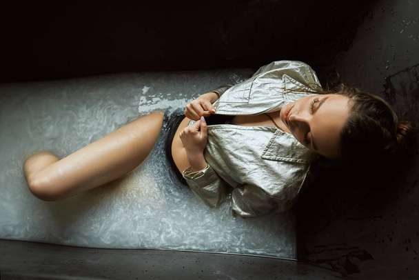 Brunette woman posing in black bath. - Fotoğraf, Görsel