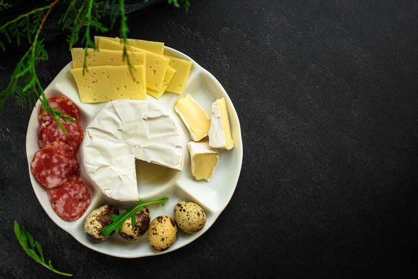  kamembert veya brie, peynir tabağı (farklı peynir türleri, market, sosis) menü konsepti. Yemek geçmişi. Üst Manzara. Boşluğu kopyala  - Fotoğraf, Görsel