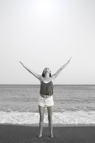 Nuori nainen rannalla erittäin positiivinen ja onnellinen asenne
 - Valokuva, kuva