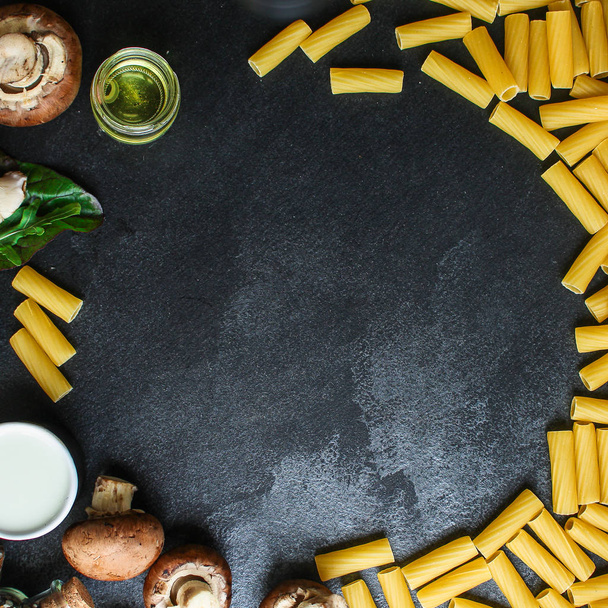 makaron Tortiglioni i składniki do sosu grzybowego (włoskie danie główne Maccheroni, Rigatoni) koncepcja menu. tło żywności. Widok z góry. przestrzeń kopiowania - Zdjęcie, obraz