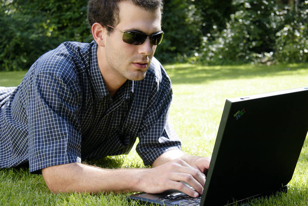 on laptop in the garden - Foto, Bild