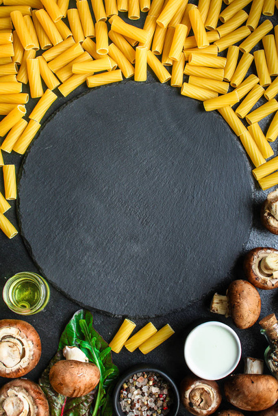 パスタTortiglioniとキノコソースのための成分(イタリアのメインコースMaccheroni, Rigatoni)メニューコンセプト.食べ物の背景最上階だコピースペース - 写真・画像