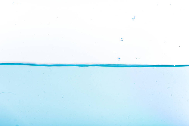 Víz fröccsenés és hullámzás elszigetelt fehér backgroun - Fotó, kép