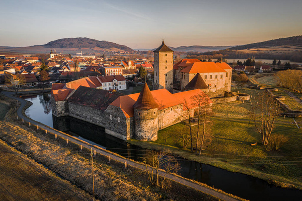 Svihov castle was besieged by Hussite wars, the garrison surrendered after their water moats were siphoned. The castle consists of two residential palaces, five-storey entrance tower on the bastion. - 写真・画像