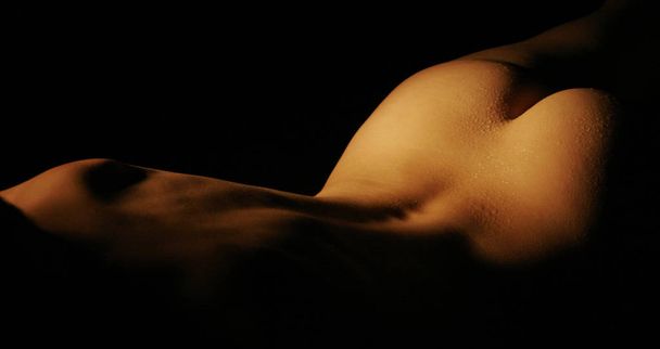 naked woman with sexy body on black background - Fotoğraf, Görsel